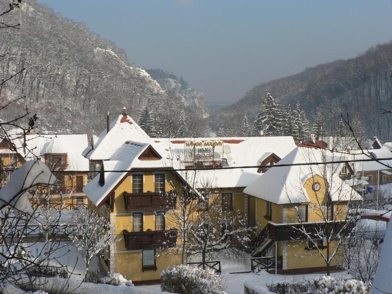 Hotel Szeleta Лиллафюред Экстерьер фото